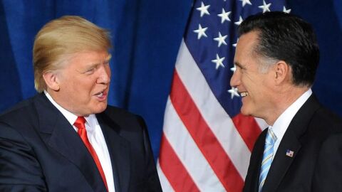 Mitt Romney saluda a Donald Trump. 