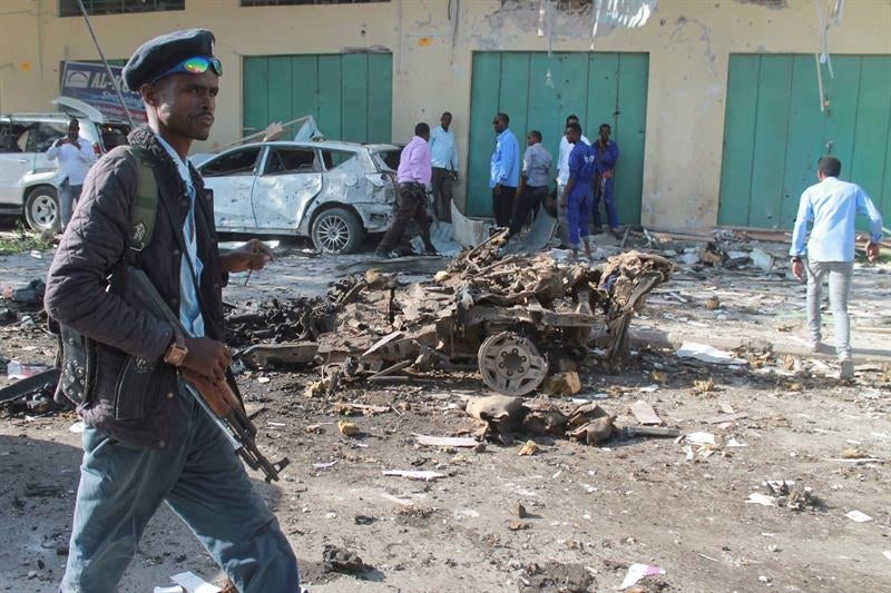 Al menos 12 muertos en un atentado contra un hotel de Mogadiscio Al menos 12 muertos en un atentado contra un hotel de Mogadiscio