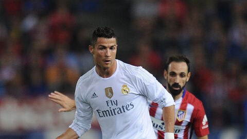 Cristiano recibe un pase ante la defensa de Juanfran