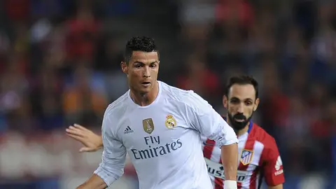 Cristiano recibe un pase ante la defensa de Juanfran Cristiano recibe un pase ante la defensa de Juanfran