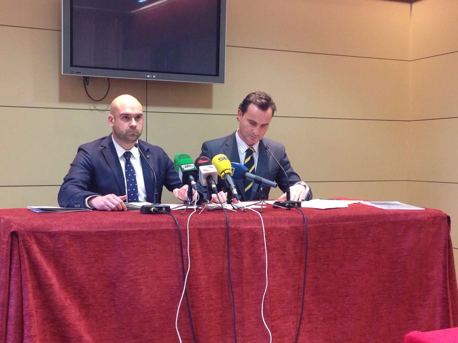 Noticias de Gijón en "Más de Uno" 26/02/2016 con Ana Fierro Noticias de Gijón en "Más de Uno" 26/02/2016 con Ana Fierro