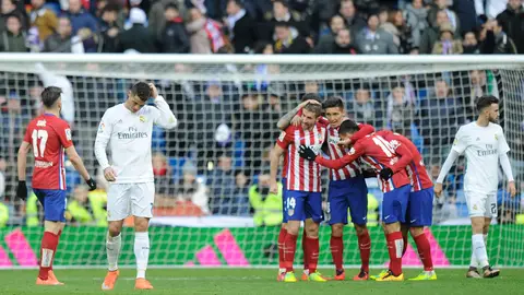 Los rojiblancos celebran el gol de su equipo mientras Ronaldo se lamenta Los rojiblancos celebran el gol de su equipo mientras Ronaldo se lamenta