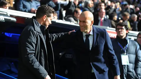 Zidane saluda a Simeone al comienzo del encuentro Zidane saluda a Simeone al comienzo del encuentro