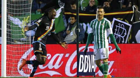 Manucho celebra un gol ante el Betis