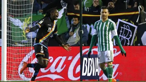 Manucho celebra un gol ante el Betis Manucho celebra un gol ante el Betis