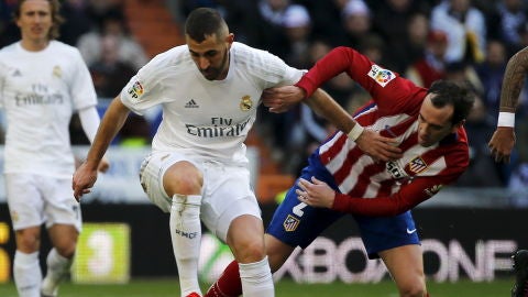 Benzema peleando el bal&oacute;n ante 