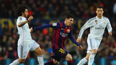 Leo Messi conduce el bal&oacute;n ante la defensa de Marcelo y Cristiano
