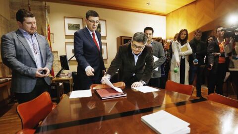 El presidente de Les Corts, Enric Morera, le entrega el escrito de la exalcaldesa, Rita Barber&aacute;, al diputado socialista Alfred Boix