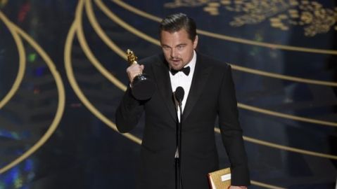 Leonardo DiCaprio, junto a su Oscar.