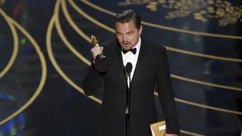 Leonardo DiCaprio, junto a su Oscar. Leonardo DiCaprio, junto a su Oscar.