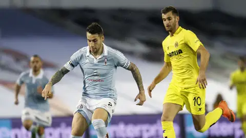 Hugo Mallo controla un balón ante Baptistao Hugo Mallo controla un balón ante Baptistao