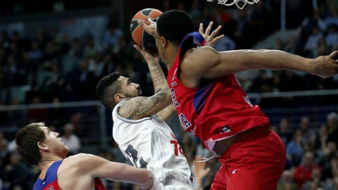 Augusto Cesar Lima trata de encestar ante la defensa rusa