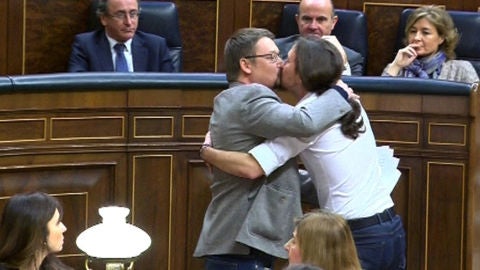 Beso entre Pablo Iglesias y Xavier Dom&egrave;nech