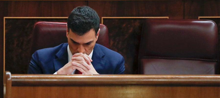 Pedro Sánchez en su escaño Pedro Sánchez en su escaño