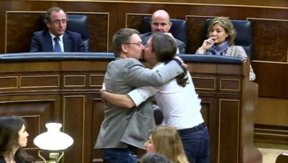 El beso entre Pablo Iglesias y Xavier Doménech en el Congreso de los Diputados