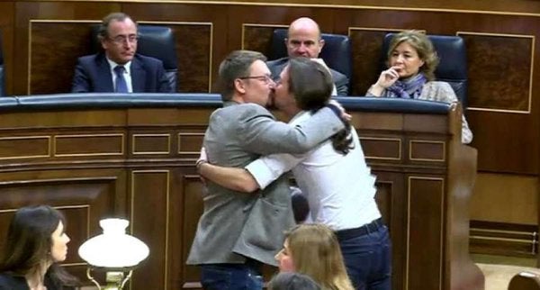 Iglesias y Domènech, beso en los labios para celebrar su estreno en el Congreso Iglesias y Domènech, beso en los labios para celebrar su estreno en el Congreso