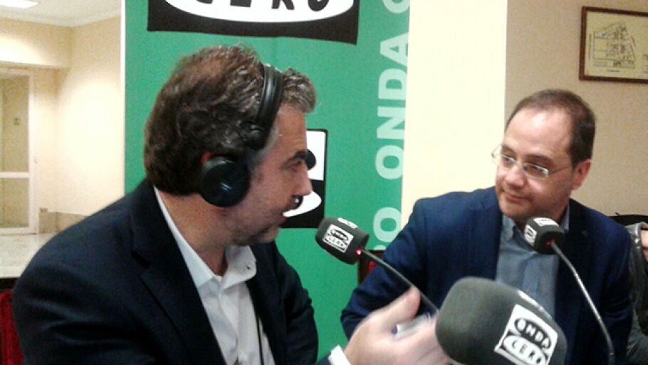 Carlos Alsina con C&eacute;sar Luena. 
