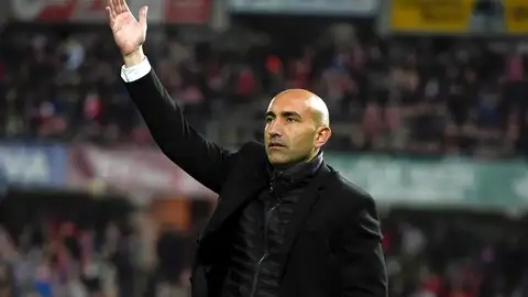 Abelardo dando órdenes a sus jugadores durante el Granada - Sporting de Gijón Abelardo dando órdenes a sus jugadores durante el Granada - Sporting de Gijón