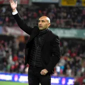Abelardo dando órdenes a sus jugadores durante el Granada - Sporting de Gijón Abelardo dando órdenes a sus jugadores durante el Granada - Sporting de Gijón