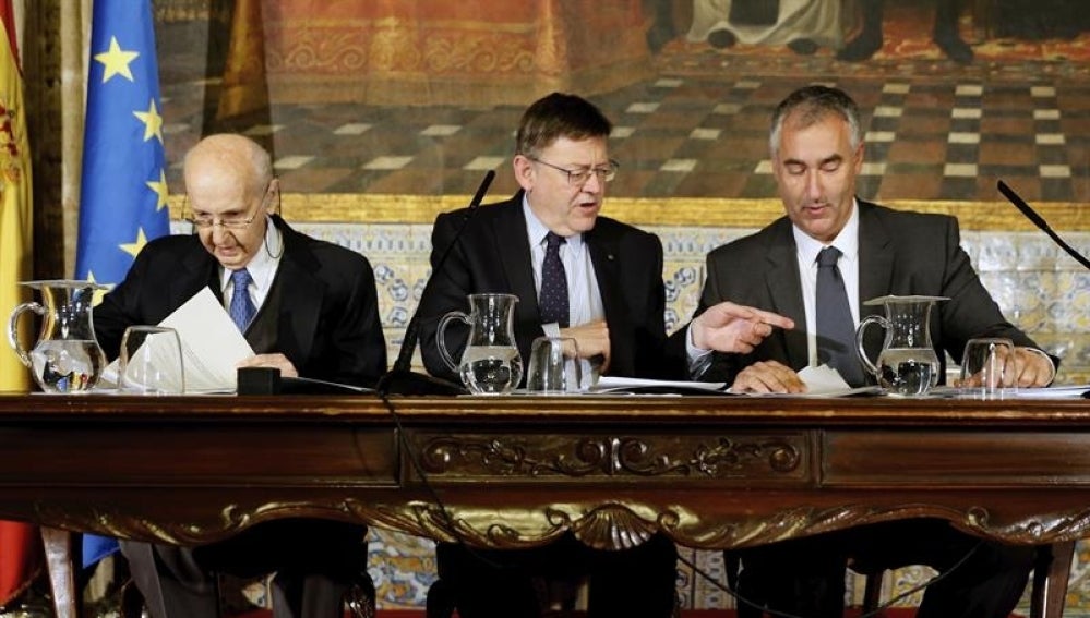 El president de la Generalitat, Ximo Puig, junto al profesor Santiago Grisolía y Emilio San Pio