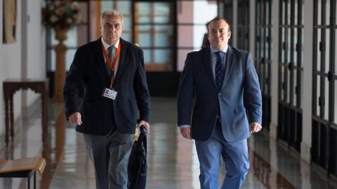 El diputado de C's y presidente de la comisi&oacute;n, Julio D&iacute;az (d), junto al interventor provincial de la Junta en Almer&iacute;a, Juan Jos&eacute; Castillo