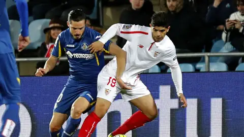 Banega protege un balón ante Pablo Sarabia Banega protege un balón ante Pablo Sarabia