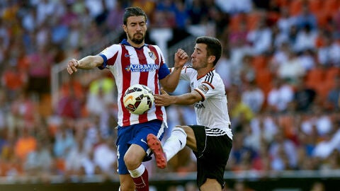 Gabi disputa un bal&oacute;n ante Gay&agrave;
