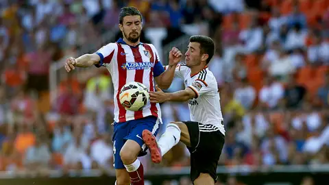 Gabi disputa un balón ante Gayà Gabi disputa un balón ante Gayà