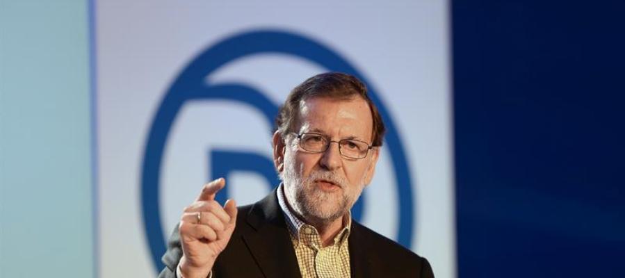 El presidente del PP y del Gobierno en funciones, Mariano Rajoy, durante su intervención en la clausura de un acto con alcaldes y afiliados del partido en Salamanca, un día después de que el Congreso haya rechazado la investidura del socialista Pedro Sánchez. El presidente del PP y del Gobierno en funciones, Mariano Rajoy, durante su intervención en la clausura de un acto con alcaldes y afiliados del partido en Salamanca, un día después de que el Congreso haya rechazado la investidura del socialista Pedro Sánchez.