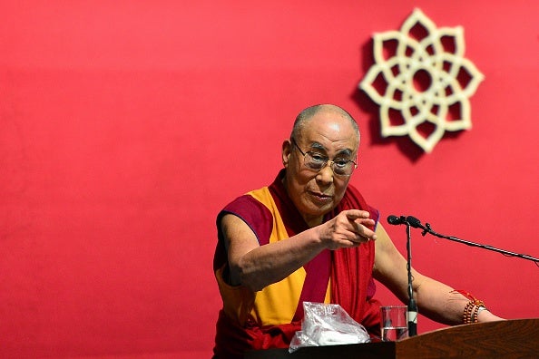 El Dalái Lama protagoniza otro polémico vídeo en el que toca a una niña durante una ceremonia El Dalái Lama protagoniza otro polémico vídeo en el que toca a una niña durante una ceremonia