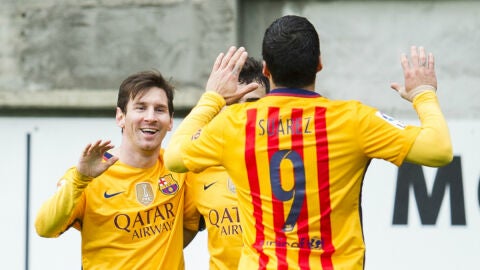 Felicitaci&oacute;n entre Messi, Su&aacute;rez y Munir