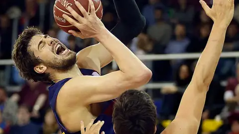 El pivot croata FC Barcelona Ante Tomic intenta un lanzamiento ante el ala pívot del Unicaja Carlos Suárez El pivot croata FC Barcelona Ante Tomic intenta un lanzamiento ante el ala pívot del Unicaja Carlos Suárez