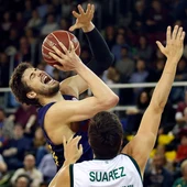 El pivot croata FC Barcelona Ante Tomic intenta un lanzamiento ante el ala pívot del Unicaja Carlos Suárez El pivot croata FC Barcelona Ante Tomic intenta un lanzamiento ante el ala pívot del Unicaja Carlos Suárez