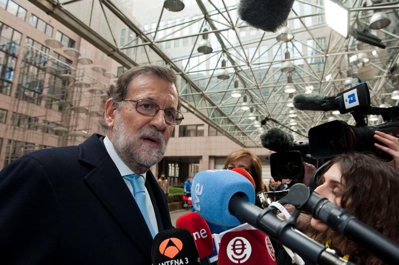 Rajoy ve "pintoresco" que Sánchez pida ayuda a Tsipras ante Iglesias Rajoy ve "pintoresco" que Sánchez pida ayuda a Tsipras ante Iglesias