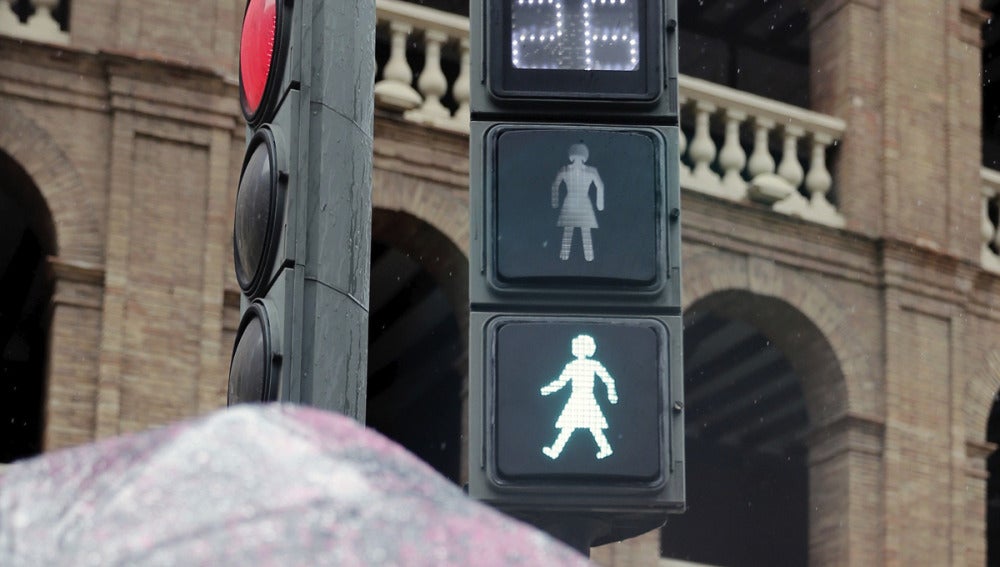 Silueta de una mujer con falda en los semáforos instalados en Valencia