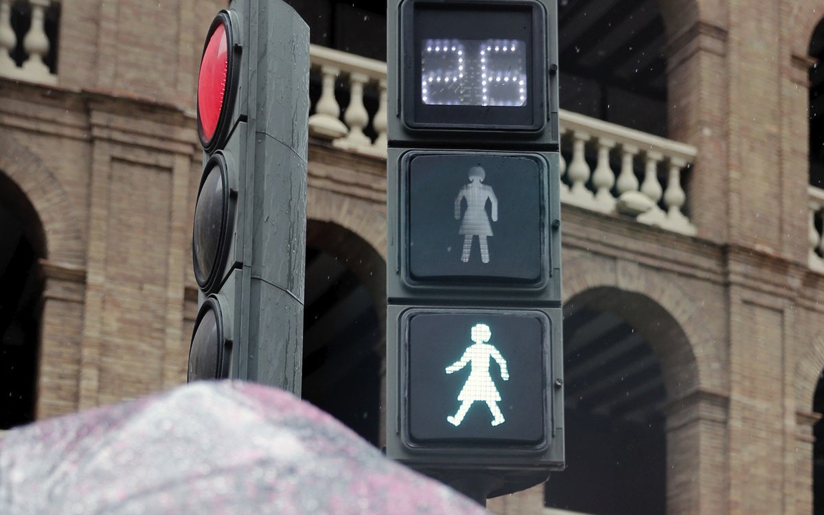 Semáforos paritarios, un nuevo gesto de Valencia contra la discriminación Semáforos paritarios, un nuevo gesto de Valencia contra la discriminación