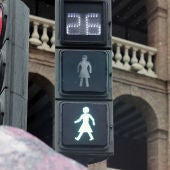 Silueta de una mujer con falda en los semáforos instalados en Valencia
