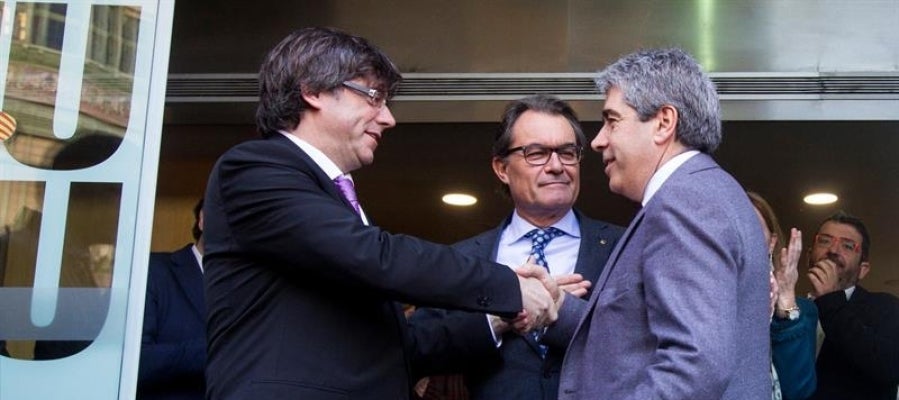 El exconseller de Presidencia, Francesc Homs, saluda al presidente de la Generalitat, Carles Puigdemont, y al expresidente Artur Mas El exconseller de Presidencia, Francesc Homs, saluda al presidente de la Generalitat, Carles Puigdemont, y al expresidente Artur Mas