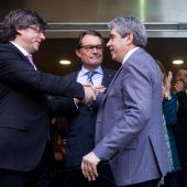 El exconseller de Presidencia, Francesc Homs, saluda al presidente de la Generalitat, Carles Puigdemont, y al expresidente Artur Mas