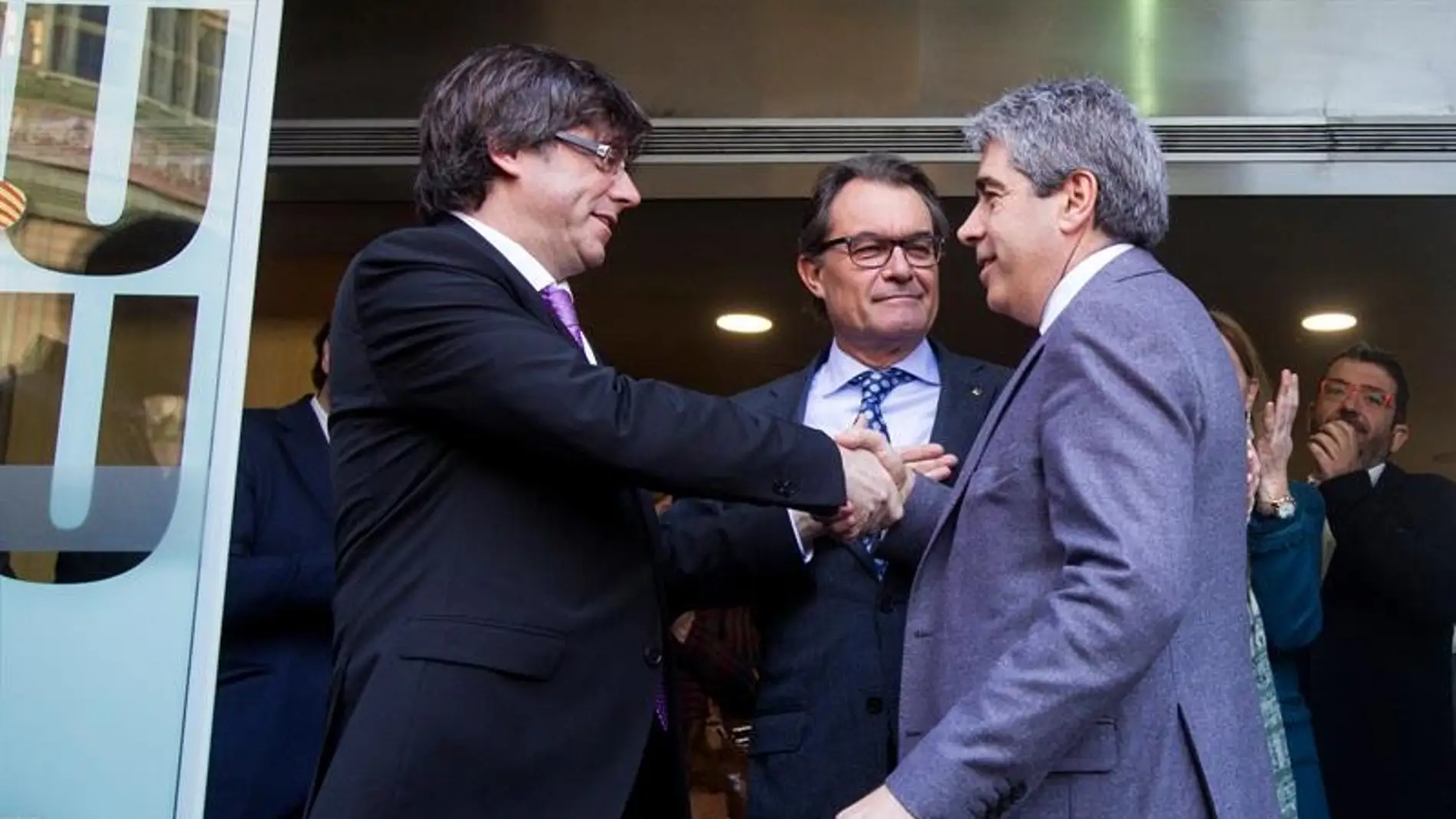 El exconseller de Presidencia, Francesc Homs, saluda al presidente de la Generalitat, Carles Puigdemont, y al expresidente Artur Mas