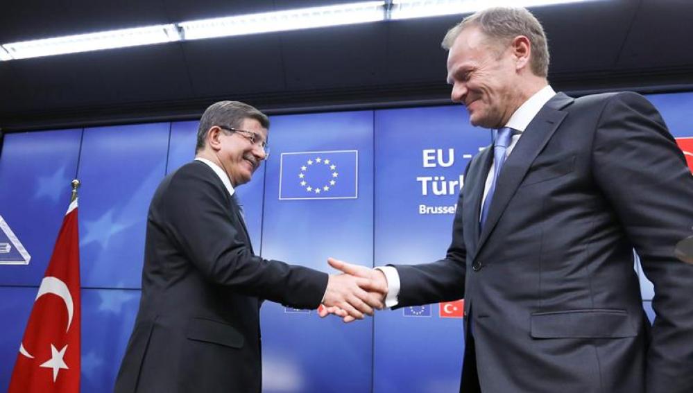 El primer ministro de Turquía Ahmet Davutoglu saluda al presidente del Consejo Europeo Donald Tusk. 