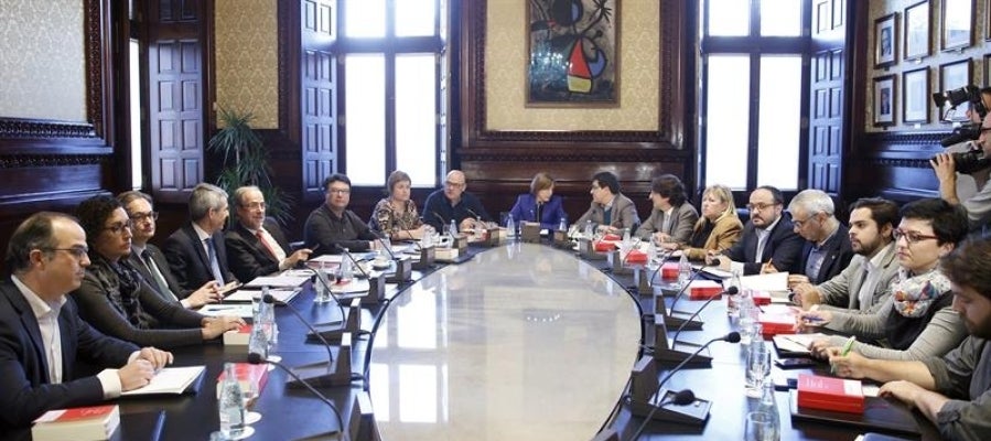 La presidenta del Parlament, Carme Forcadell (c) durante una reunión de mesa del Parlament La presidenta del Parlament, Carme Forcadell (c) durante una reunión de mesa del Parlament