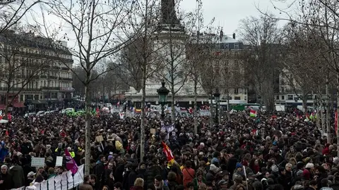 Miles de personas se manifiestan en la plaza de la República en contra de la reforma laboral de Valls en París Miles de personas se manifiestan en la plaza de la República en contra de la reforma laboral de Valls en París