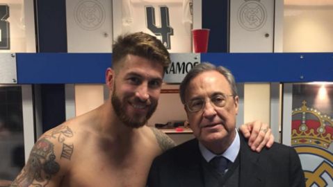 Sergio Ramos le entrega la camiseta de cumplea&ntilde;os a Florentino en nombre de todo el equipo