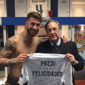 Sergio Ramos le entrega la camiseta de cumpleaños a Florentino en nombre de todo el equipo