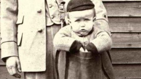Ni&ntilde;os por servicio postal. 
