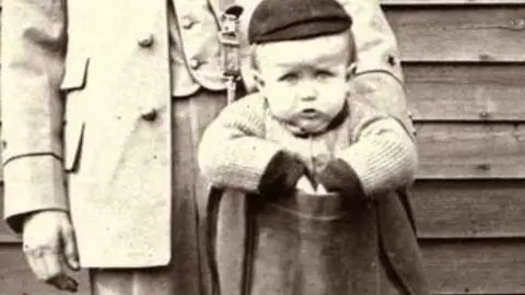 Niños por servicio postal. Niños por servicio postal.