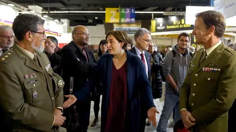 La alcaldesa de Barcelona, Ada Colau (c), conversa con dos mandos militares en el stand que el Ministerio de Defensa ha instalado en la XXVII edición del Salón de la Enseñanza La alcaldesa de Barcelona, Ada Colau (c), conversa con dos mandos militares en el stand que el Ministerio de Defensa ha instalado en la XXVII edición del Salón de la Enseñanza