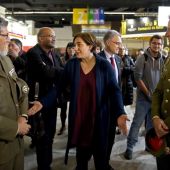 La alcaldesa de Barcelona, Ada Colau (c), conversa con dos mandos militares en el stand que el Ministerio de Defensa ha instalado en la XXVII edición del Salón de la Enseñanza