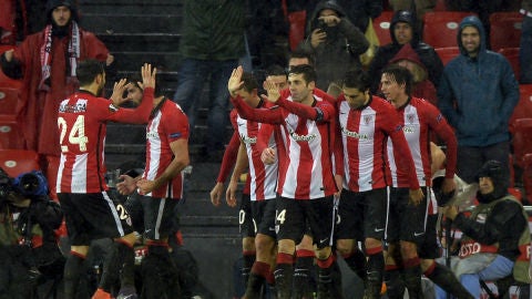 Los jugadores del Athletic de Bilbao celebran el gol de Ra&uacute;l Garc&iacute;a
